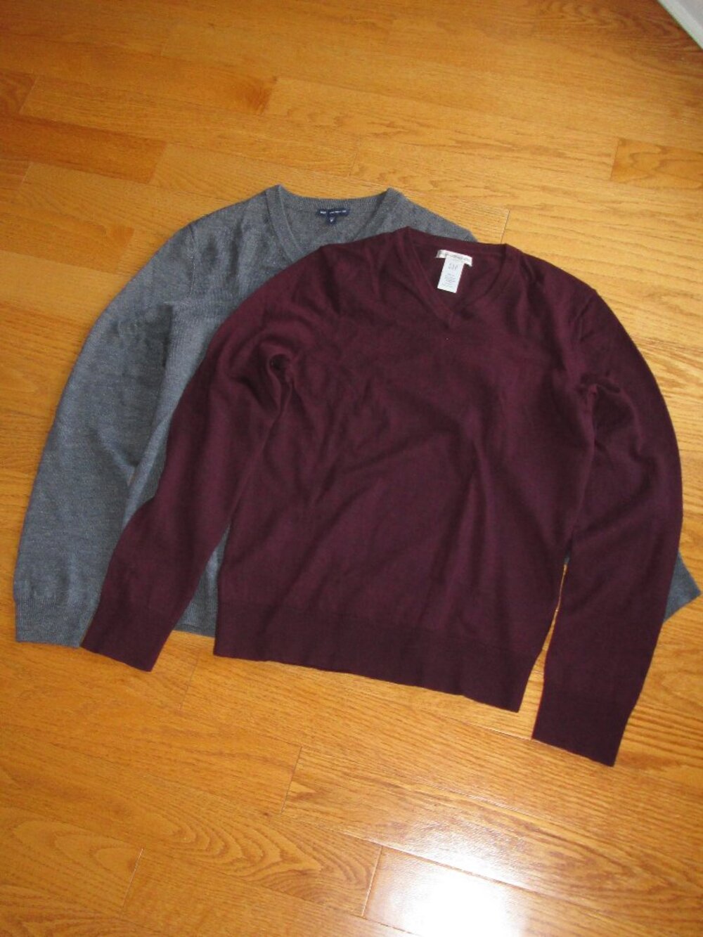 New without tags Men's Gap 100% Wool V-Neck Sweaters Size XS, Gray & Burgundy